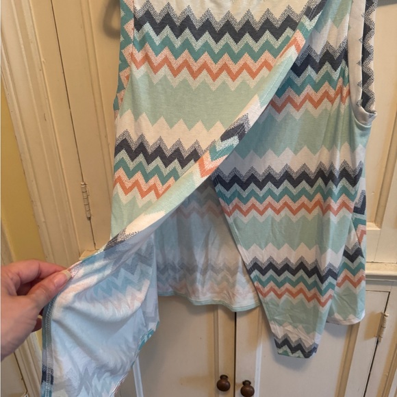 Super soft women’s sz M chevron tank with split back - Picture 3 of 4